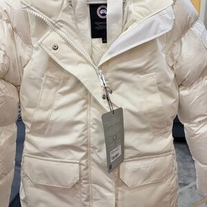Brand new -Canada Goose Women's Off-White Puffer Jacket-Trillium Parka